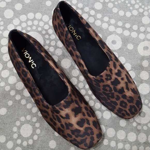 vionic leopard print shoes